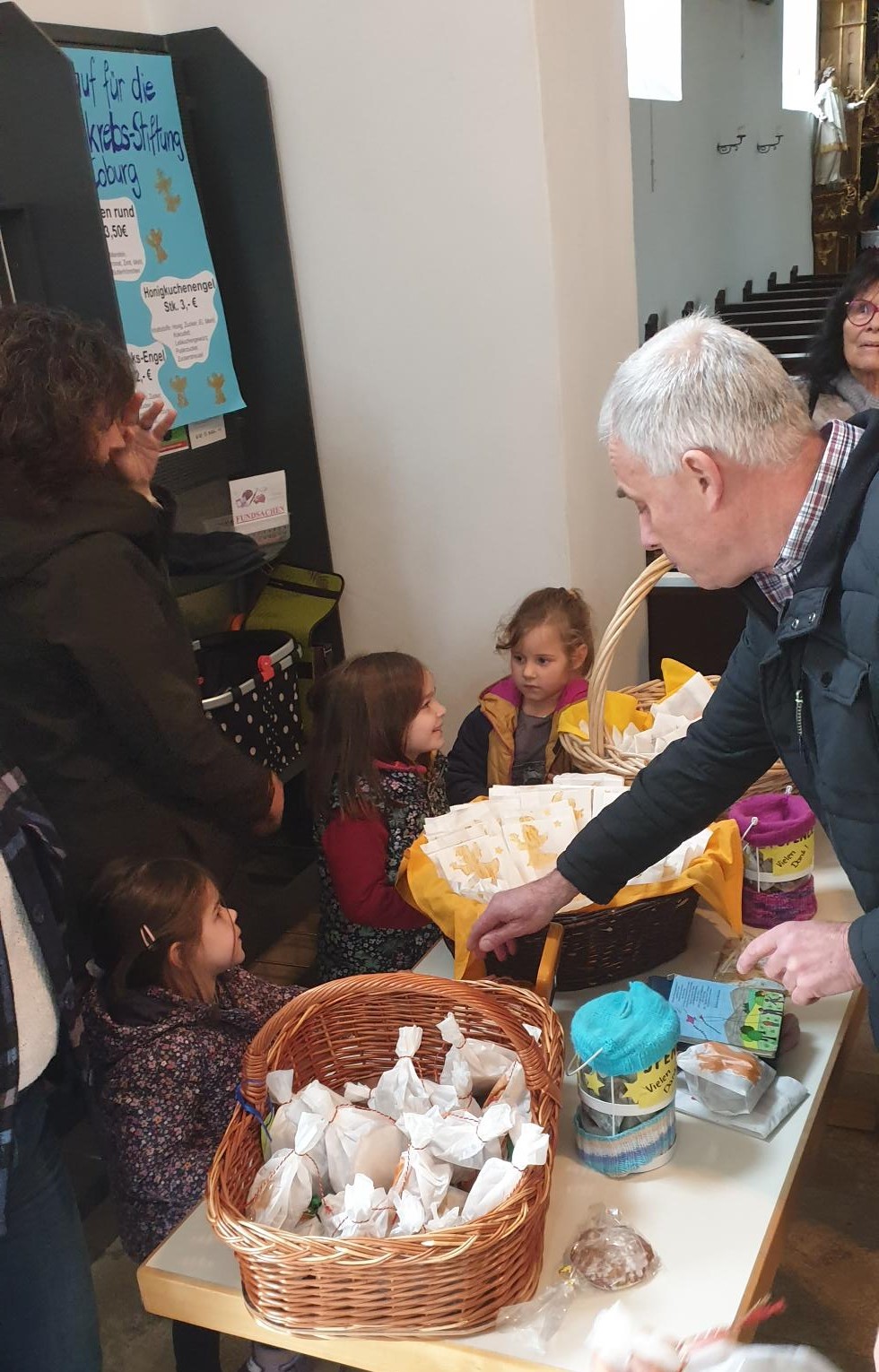 Kita verkauft in  der Kirche