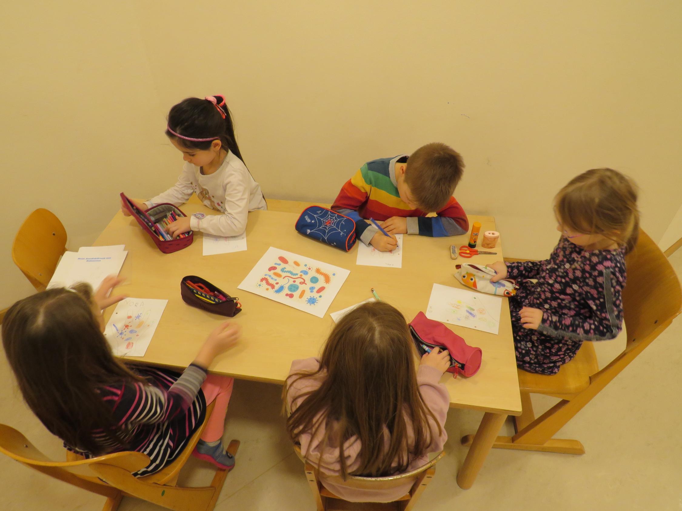 Händewaschen mit den Vorschulkindern