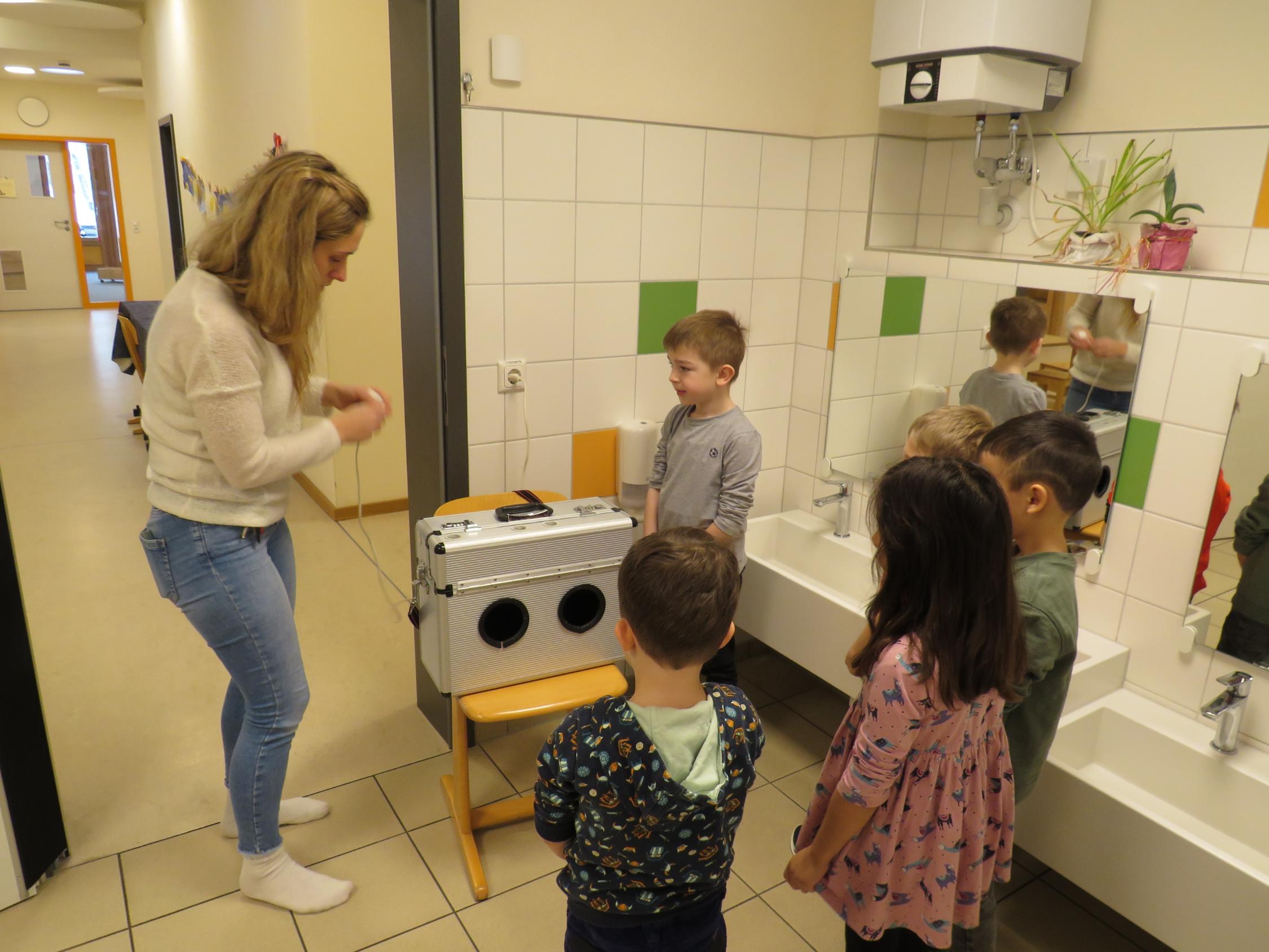 Händewaschen mit den Vorschulkindern
