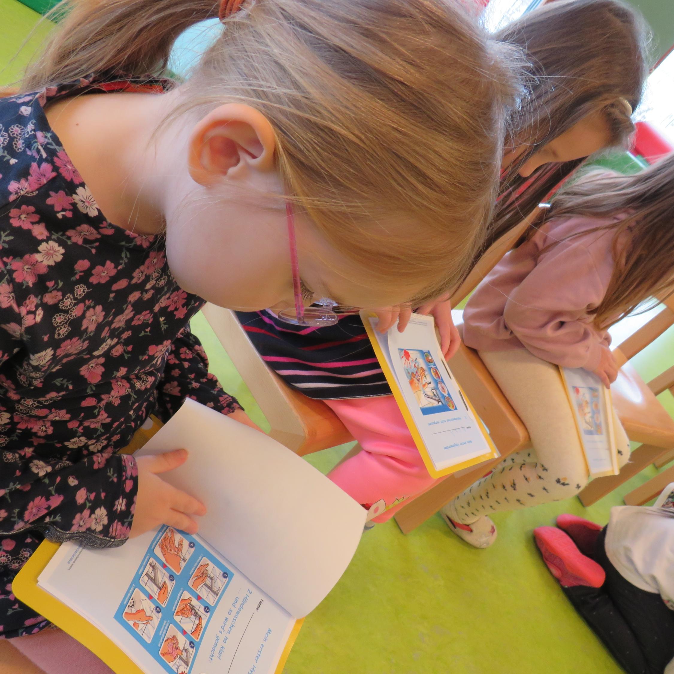 Händewaschen mit den Vorschulkindern
