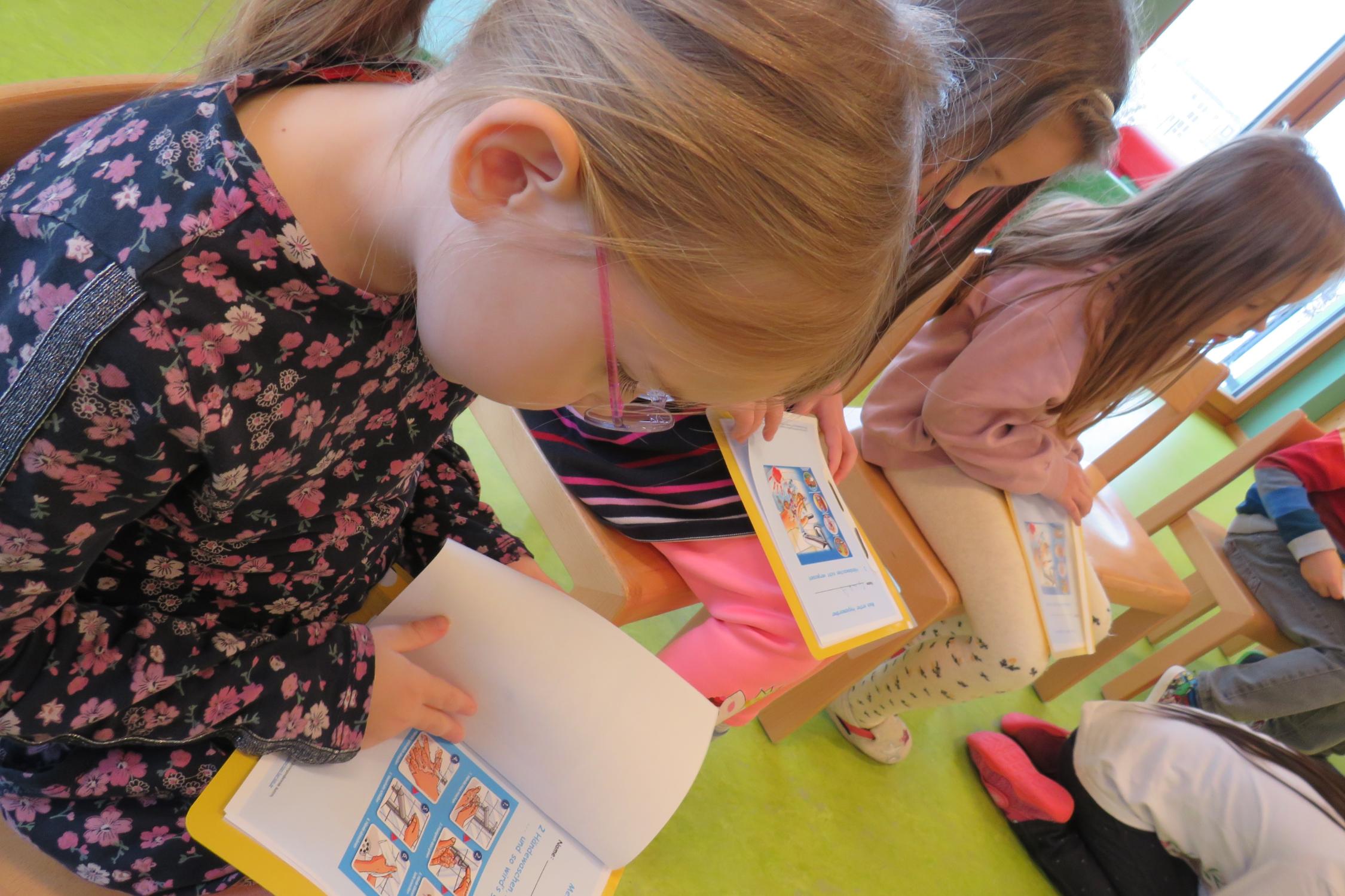 Händewaschen mit den Vorschulkindern