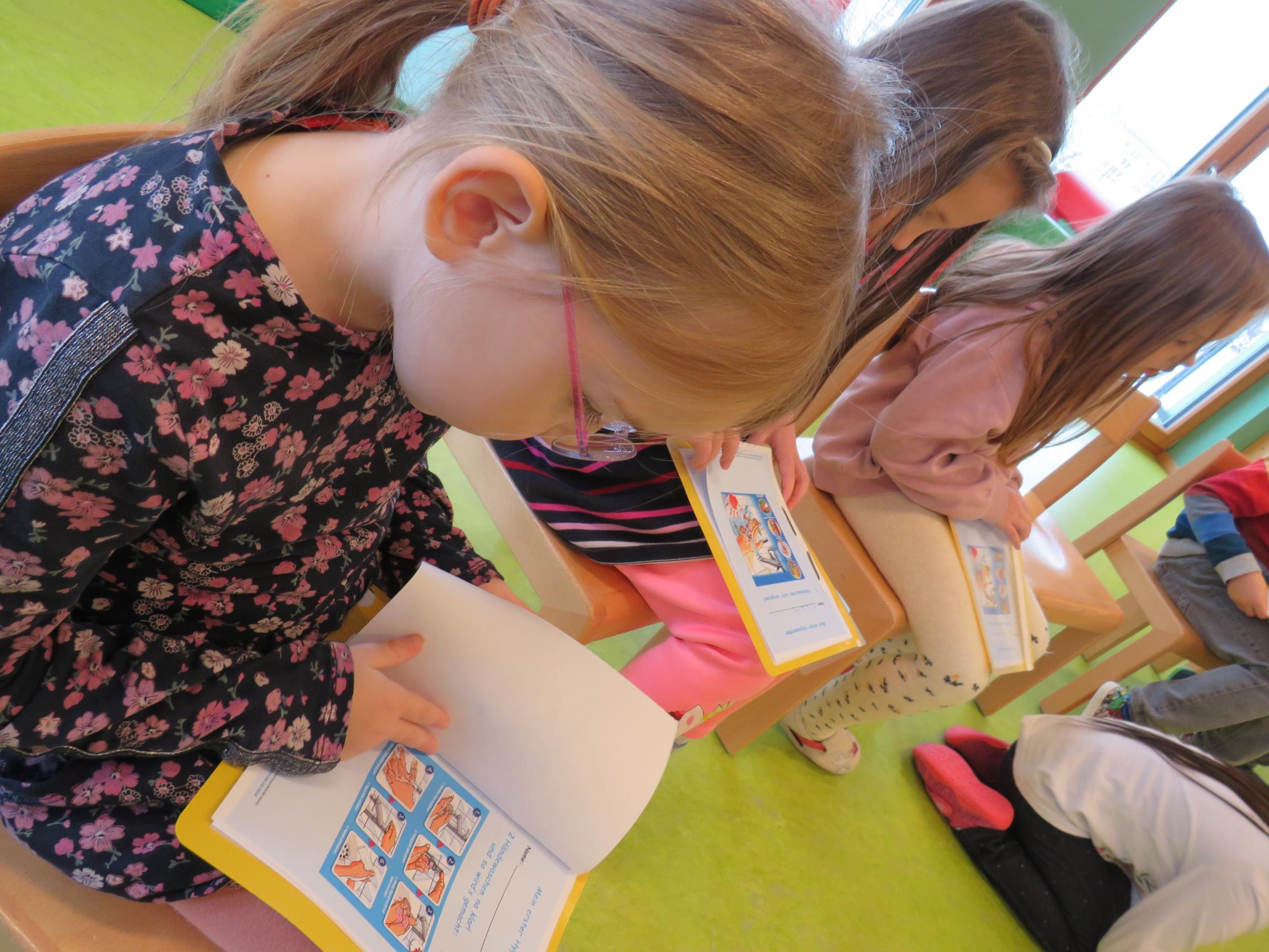 Händewaschen mit den Vorschulkindern