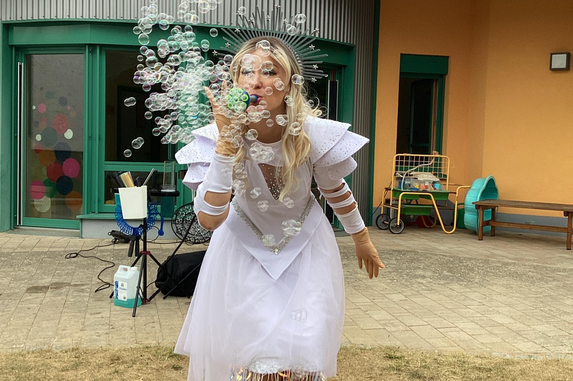 Seifenblasenkünstlerin