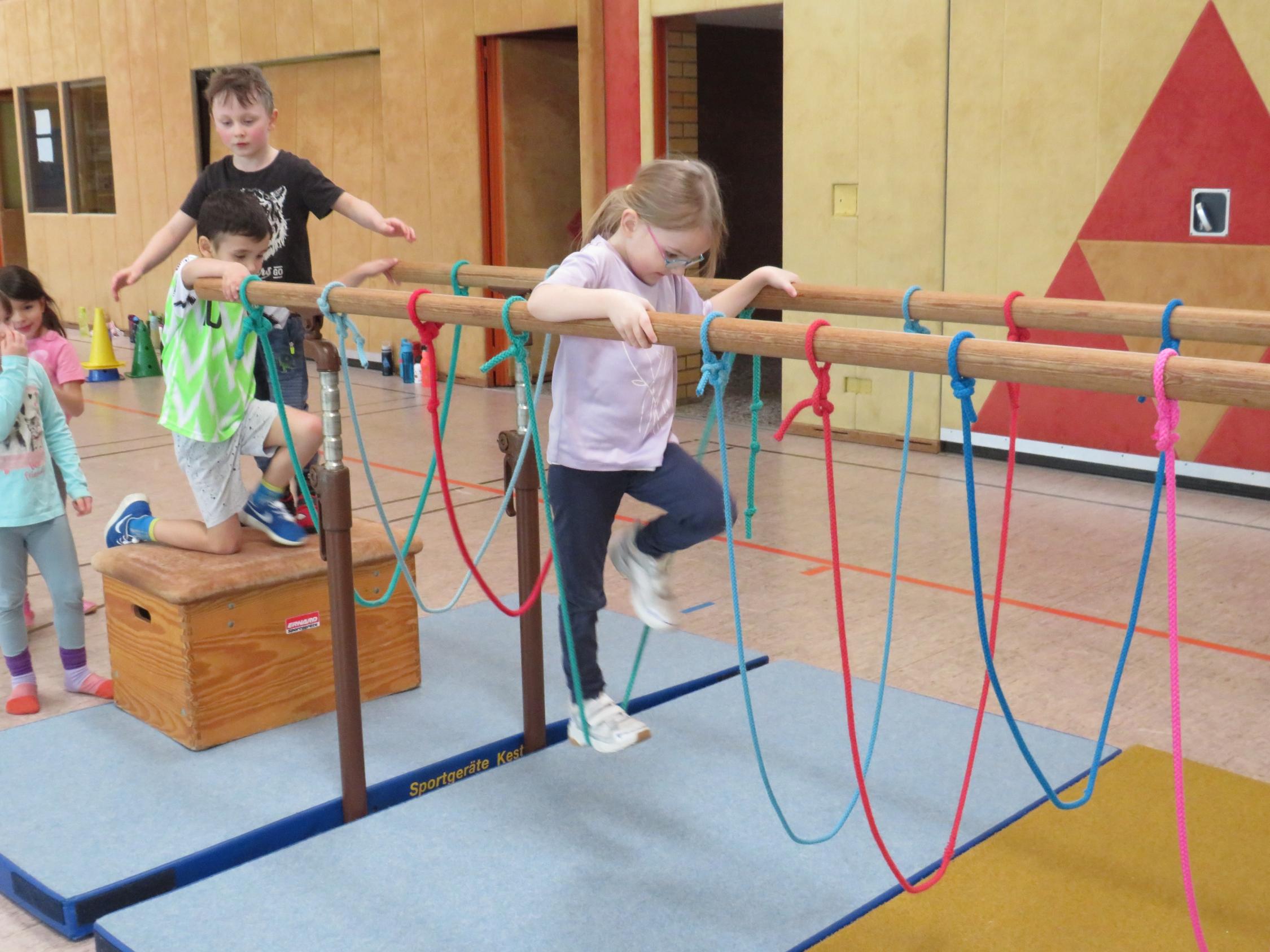 Turnen in der Schulturnhalle