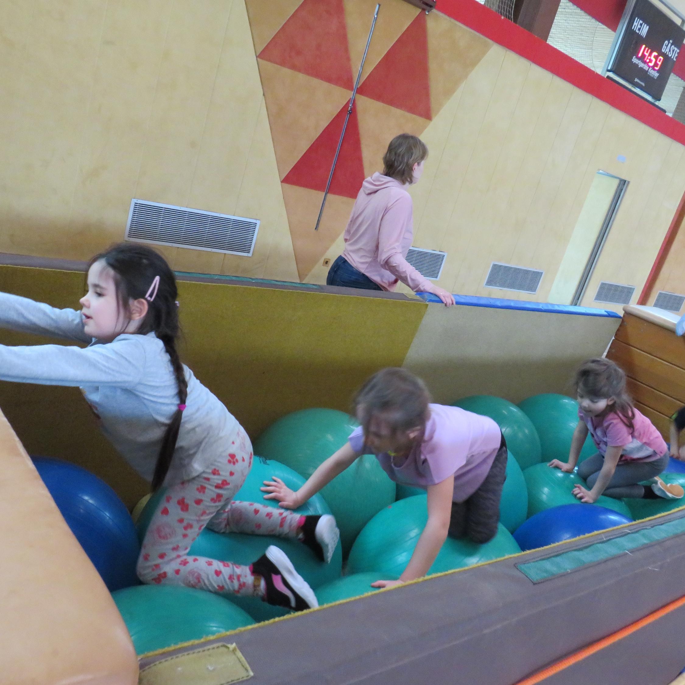 Turnen in der Schulturnhalle