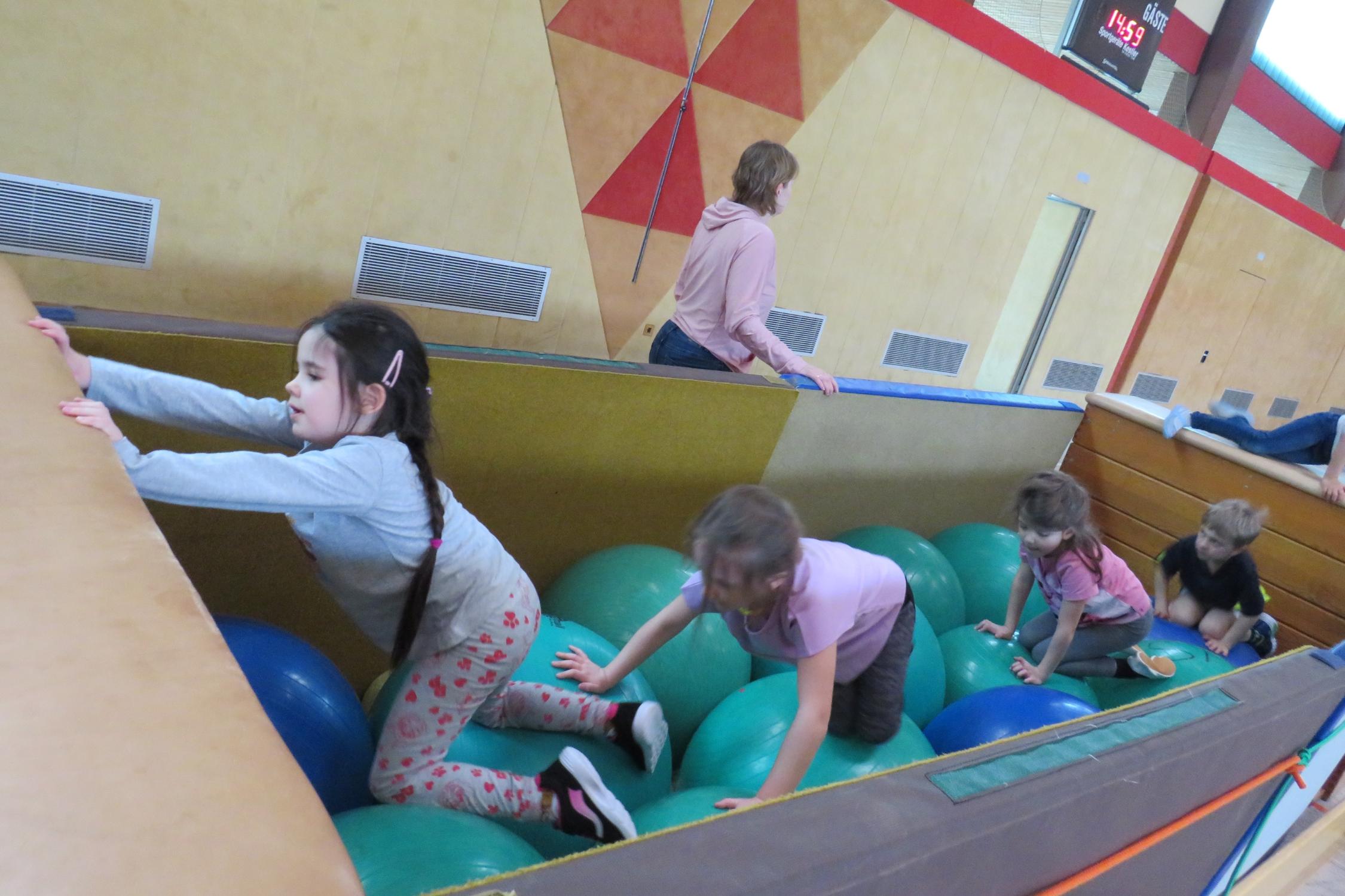 Turnen in der Schulturnhalle