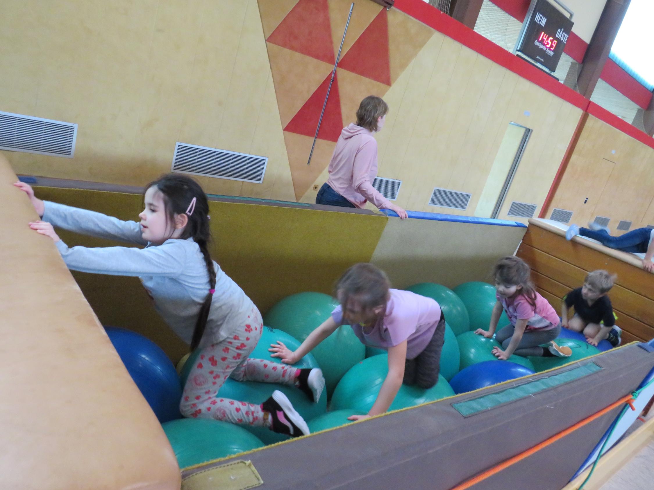Turnen in der Schulturnhalle